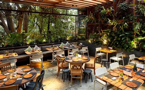 Interior de restaurante con parrilla a la vista
