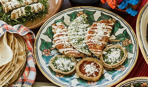 Variedad de antojitos mexicanos con tortillas