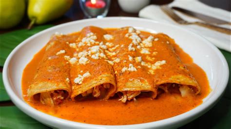 Enchiladas bañadas en salsa roja