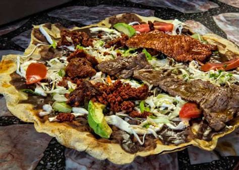 Tlayuda oaxaqueña con frijoles y carne