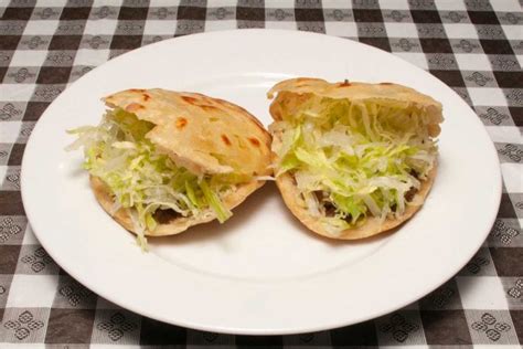 Gorditas rellenas y acompañadas de lechuga y crema
