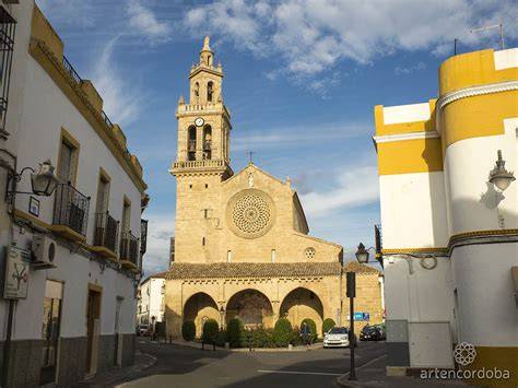 Fachada principal de la Iglesia de San Lorenzo Mártir con rosetón gótico