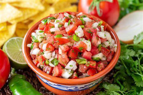Ingredientes frescos para preparar pico de gallo y pollo