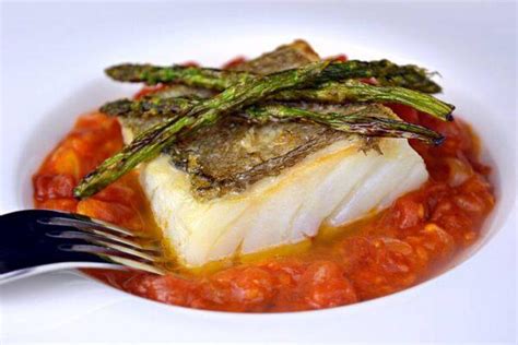 Plato de bacalao sofisticado en un restaurante