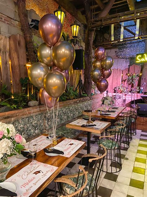 Mesa con decoración de aniversario en un restaurante