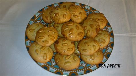 Pastas de piñones recién horneadas