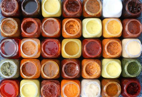 Frigorífico organizado con diversos botes de salsas y condimentos