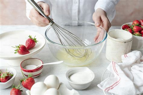 Persona batiendo huevos en un bol