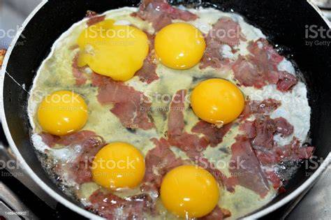 Huevos batidos con sal y pimienta listos para cocinar