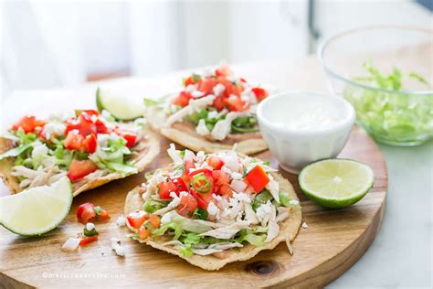 Ingredientes frescos para tostadas de pollo