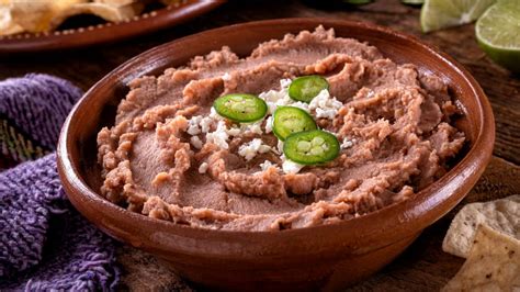 Frijoles refritos caseros en un tazón