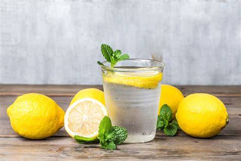 Vaso de agua con limón para saciar la sed