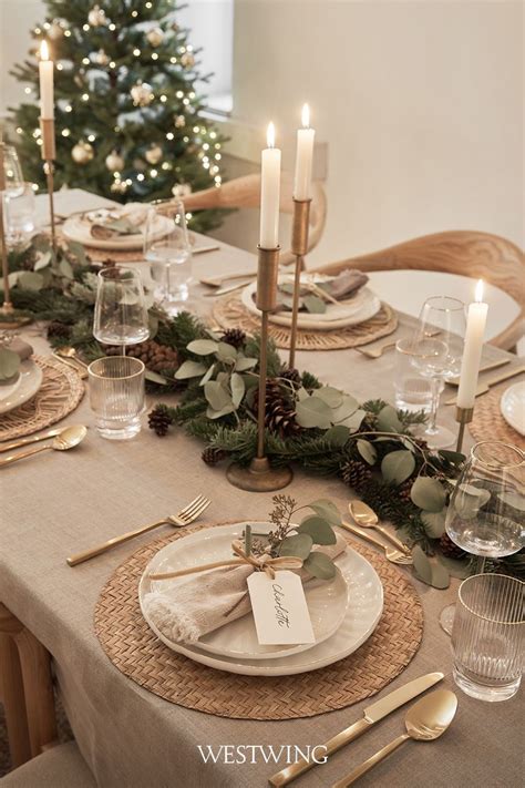 Mesa navideña de estilo victoriano con vajilla elegante y decoración clásica