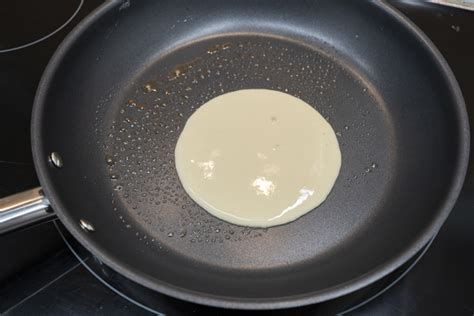 Sartén con panqueques cocinándose
