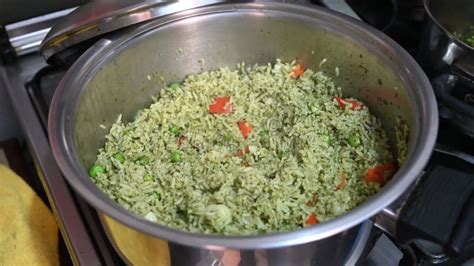 Arroz con pollo cocinándose en olla