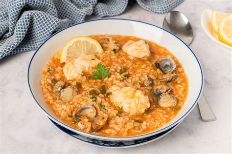 Arroz caldoso servido en un cuenco con cuchara