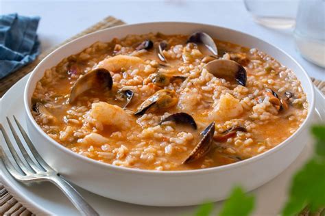 Plato de arroz caldoso de marisco