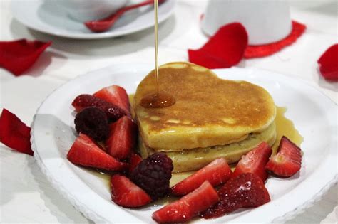 Plato de tortitas con frutas y sirope