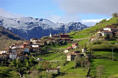 Paisaje rural de Asturias con montañas y prados verdes