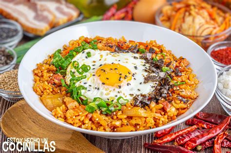 Plato de kimchi casero con arroz y acompañamientos