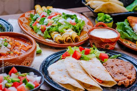 Platillos variados acompañados de sriracha