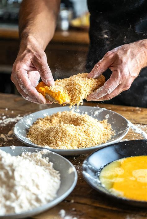 Proceso de empanado de un cachopo