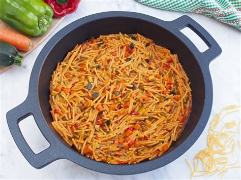 Paellera con fideos tostandose