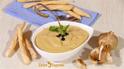 Alioli de ajo negro en un bol