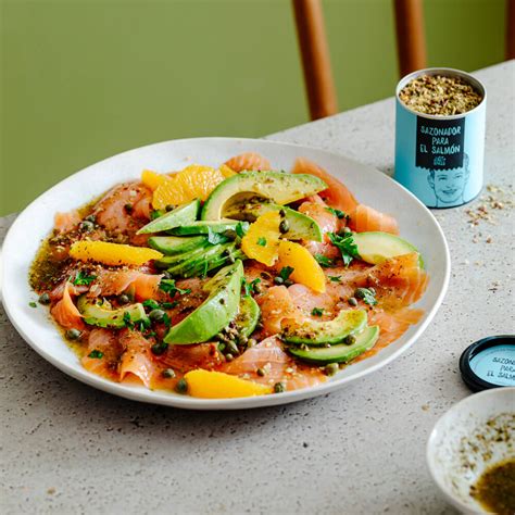 Carpaccio de salmón con naranja, aguacate y hinojo