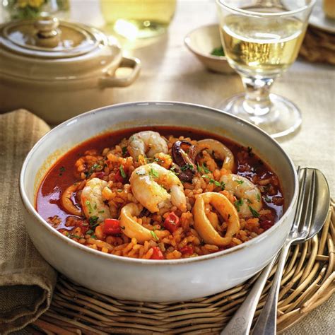 Ingredientes frescos para arroz caldoso con calamares y merluza