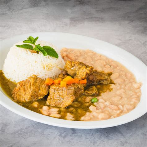 Plato de seco de res servido con arroz y frejoles