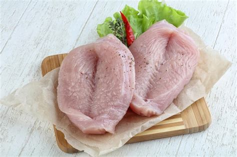 Pechuga de pavo cruda con aderezo