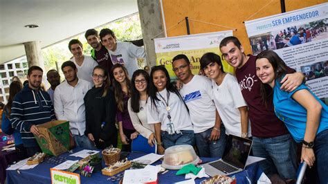 Jóvenes participando en un desafío en línea