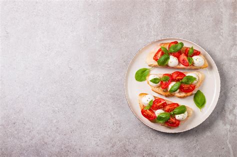 Minitartas de tomate y queso recién horneadas con albahaca