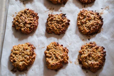 Galletas de banana y harina integral recién horneadas