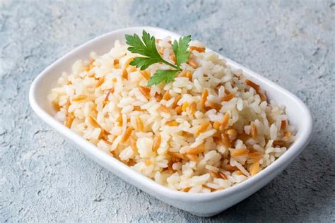 Arroz pilaf servido con pico de gallo y cilantro