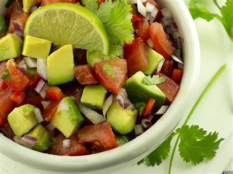 Plato de arroz con pico de gallo y aguacate