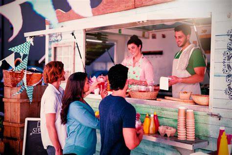 Food truck moderna sirviendo comida en un evento al aire libre