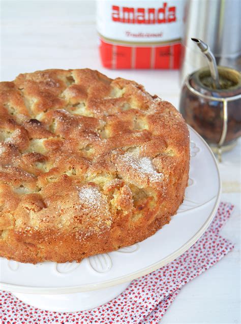 Torta húmeda de manzana recién horneada