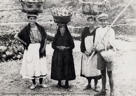 Mujeres canarias cultivando lentejas