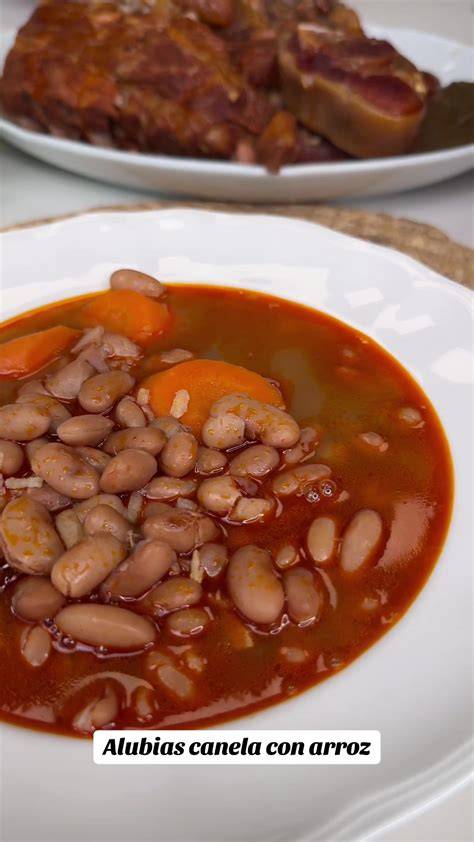 Ingredientes frescos para guiso de alubias: zanahorias, cebolla, pimiento, tomate, ajo, laurel