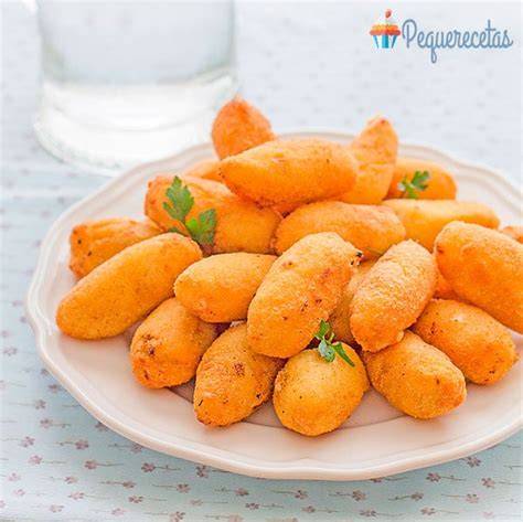 Familia preparando croquetas caseras