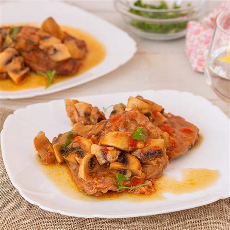 Ternera salteada con salsa de nata y vino blanco