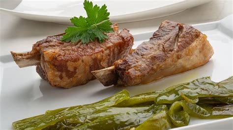 Ternera asada con cebolla y tomillo en bandeja de horno