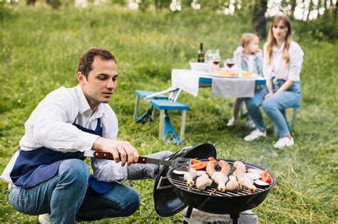 Familia haciendo una barbacoa en un área de picnic