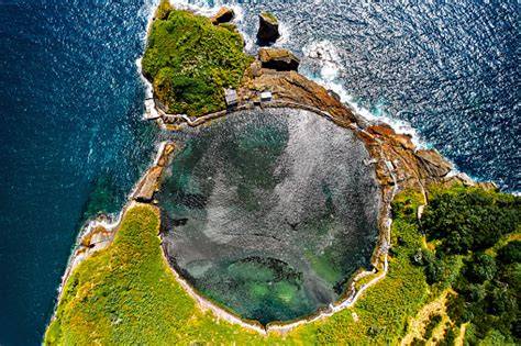 Vista aérea del área de barbacoa Las Martines con mesas y parasoles