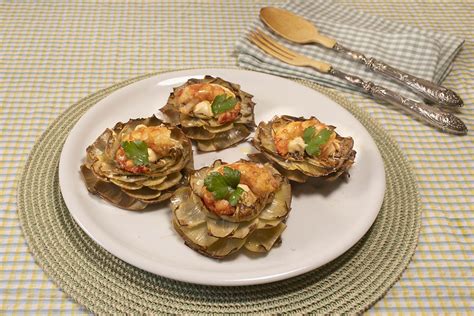 Alcachofas en flor con langostinos