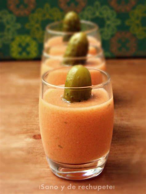 Chupitos de gazpacho presentados en mini vasos