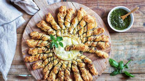Sol de hojaldre con pesto y queso camembert listo para hornear