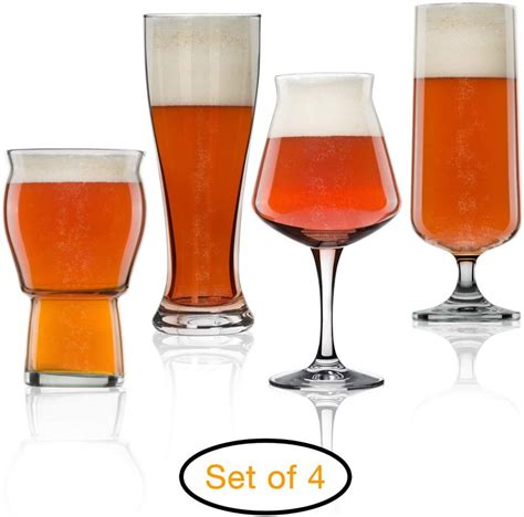 Copas de cerveza y sidra junto a una tabla de patés